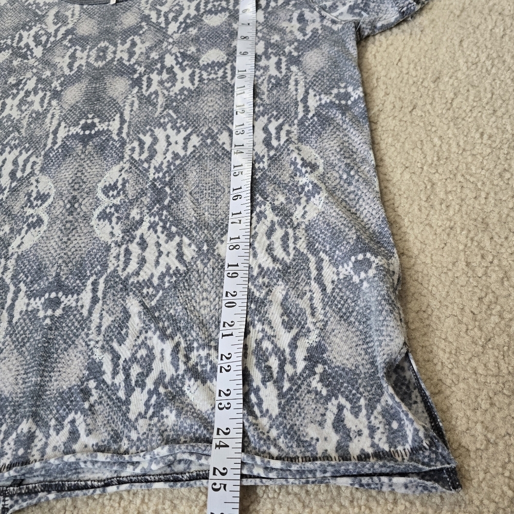 Women’s Short Sleeve Snake Print Tee - Gray - Picture 7 of 9